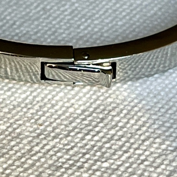 KATE SPADE Ready Set Bow Silver Hinged Bangle Bracelet Pave’ Set Rhinestone Bow - Picture 6 of 6